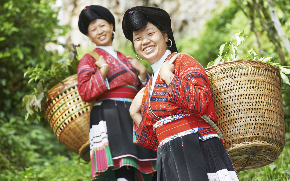 traditionell gekleidete Arbeiterinnen, China