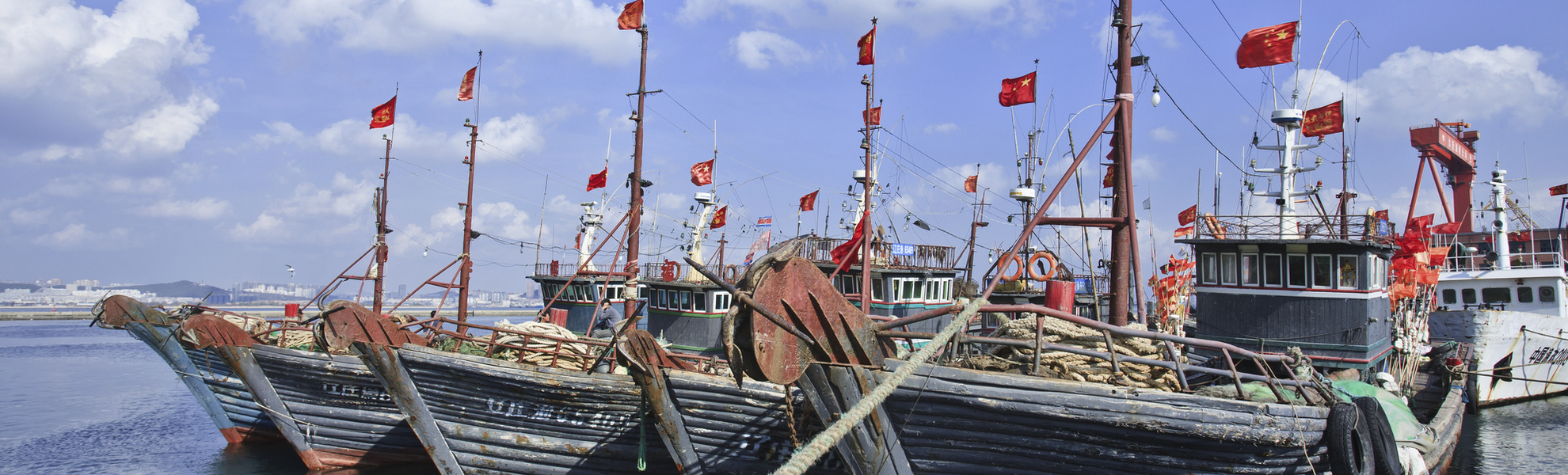 Holzboote am Hafen von Dalian, China