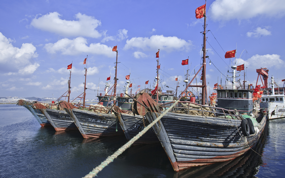 Holzboote am Hafen von Dalian, China