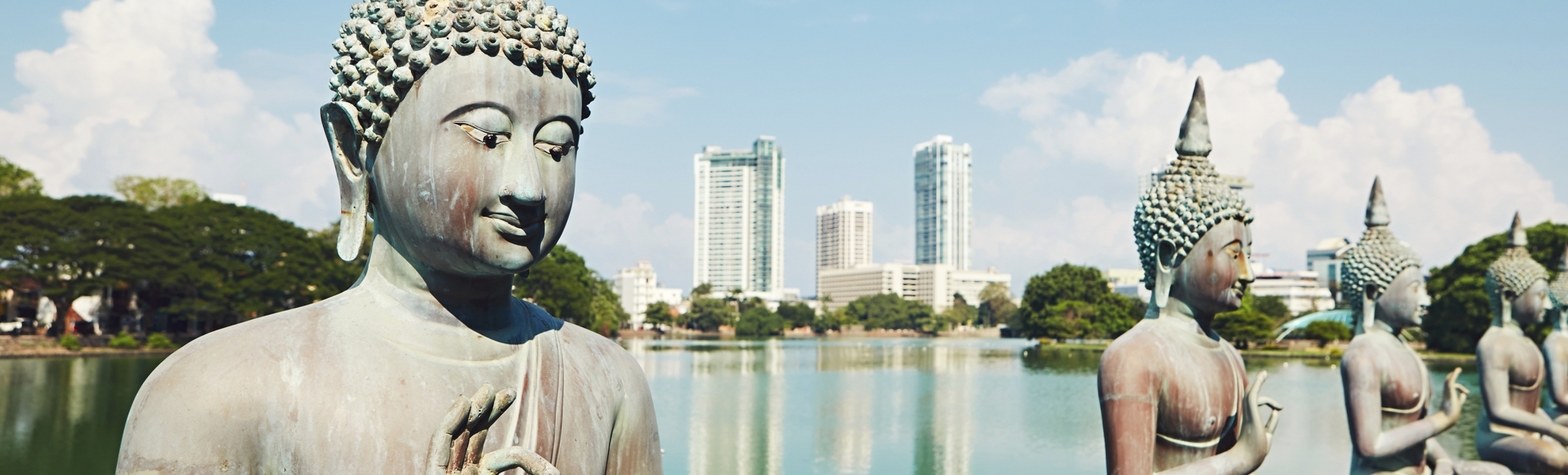 Buddhastatuen vor der Skyline Colombos, Sri Lanka