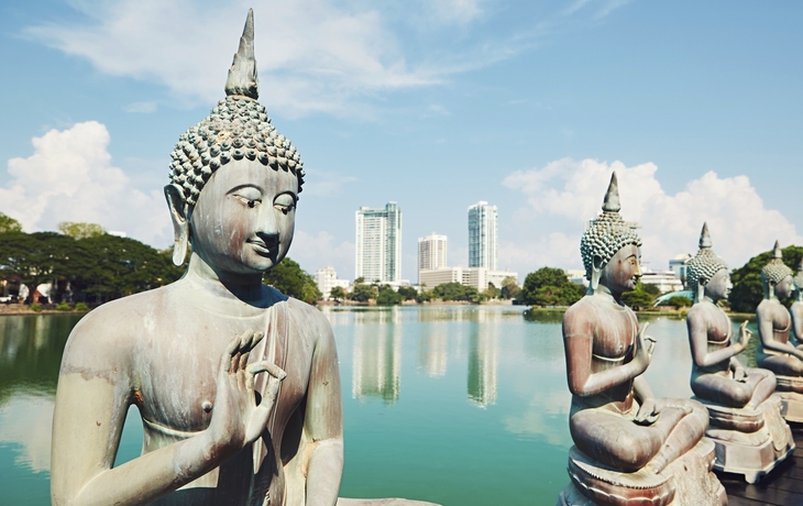 Buddhastatuen vor der Skyline Colombos, Sri Lanka