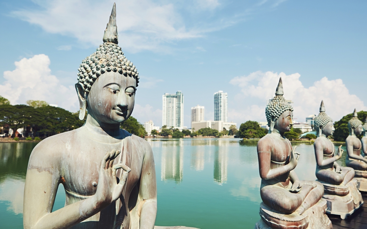 Buddhastatuen vor der Skyline Colombos, Sri Lanka