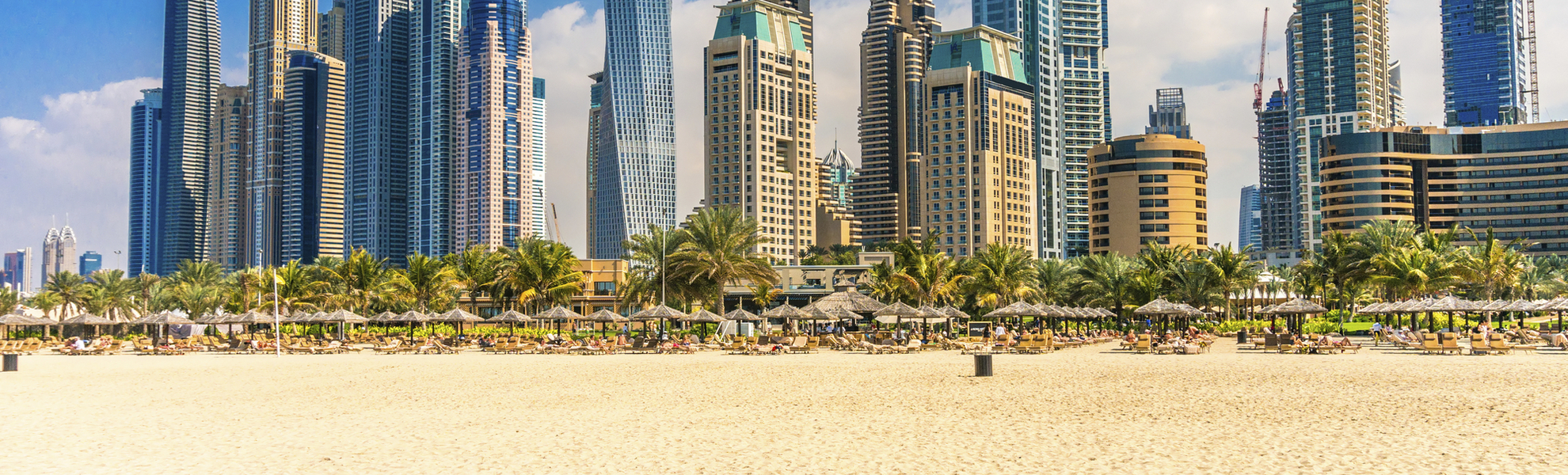 Strand vor der Skyline von Dubai, Vereinigte Arabische Emirate