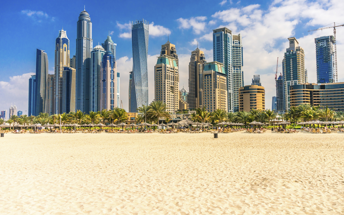 Strand vor der Skyline von Dubai, Vereinigte Arabische Emirate