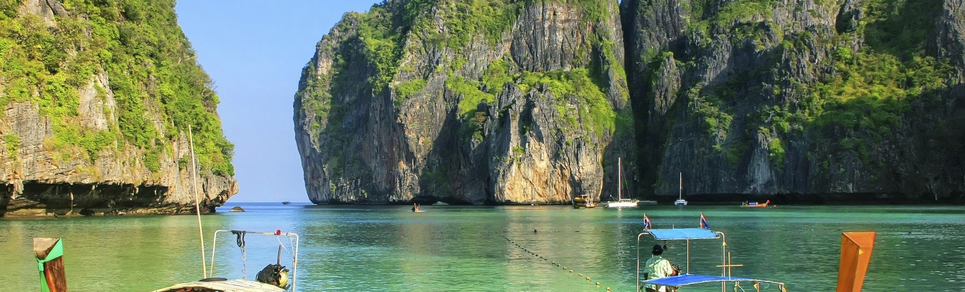 Zwei Boote in der Maya Bay auf der Insel Phi Phi Leh, Thailand