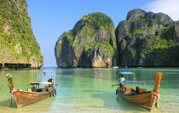 Zwei Boote in der Maya Bay auf der Insel Phi Phi Leh, Thailand