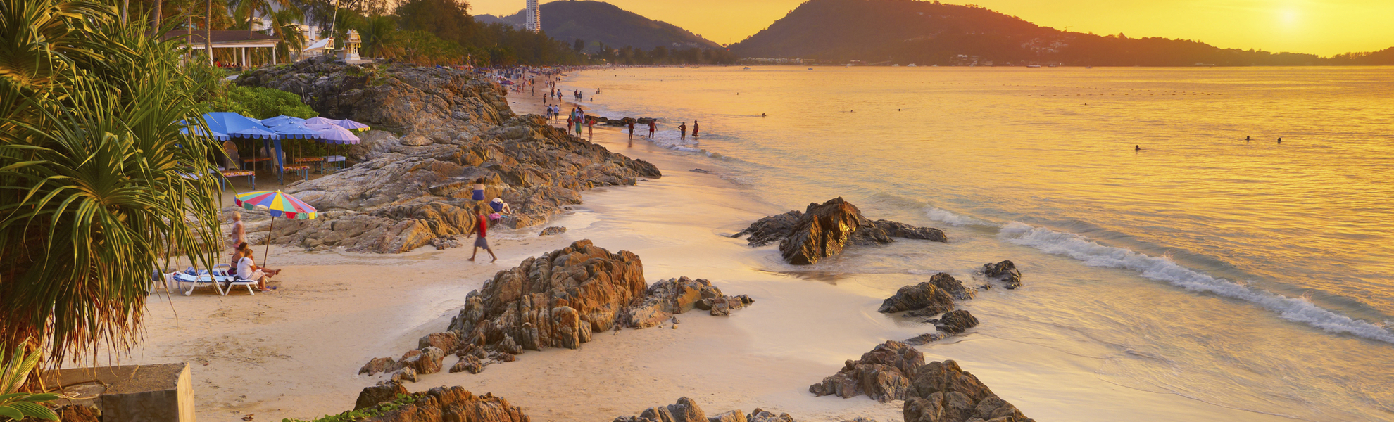 Strand von Patong beim Sonnenuntergang, Thailand