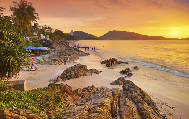 Strand von Patong beim Sonnenuntergang, Thailand