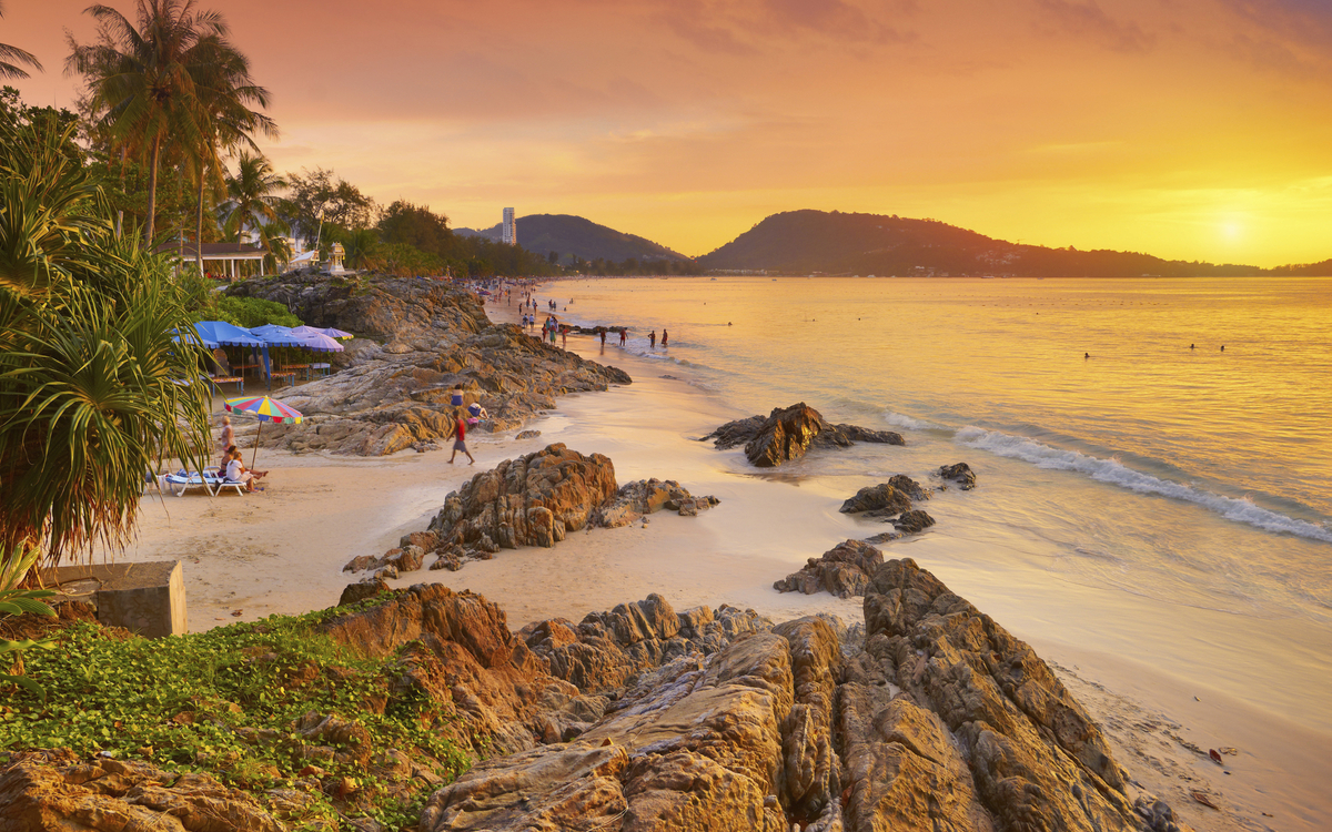 Strand von Patong beim Sonnenuntergang, Thailand