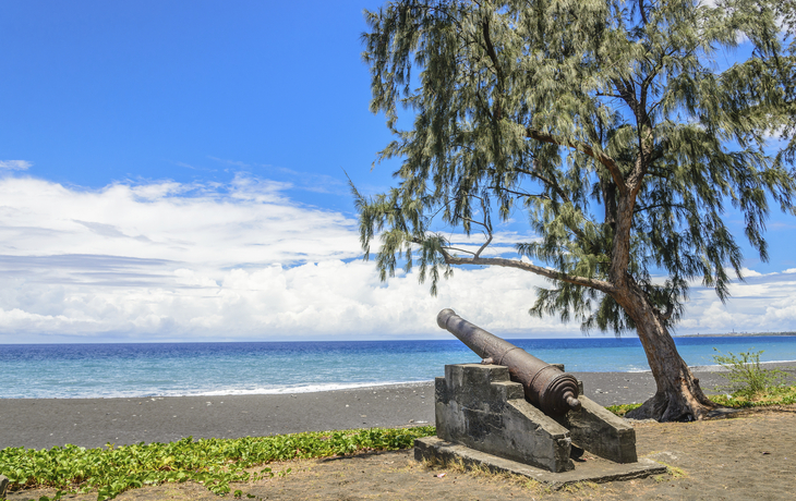 Kanone an der Küste von La Reunion