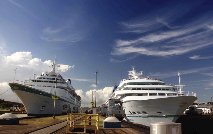 MS Amadea und MS Albatros im Panamakanal