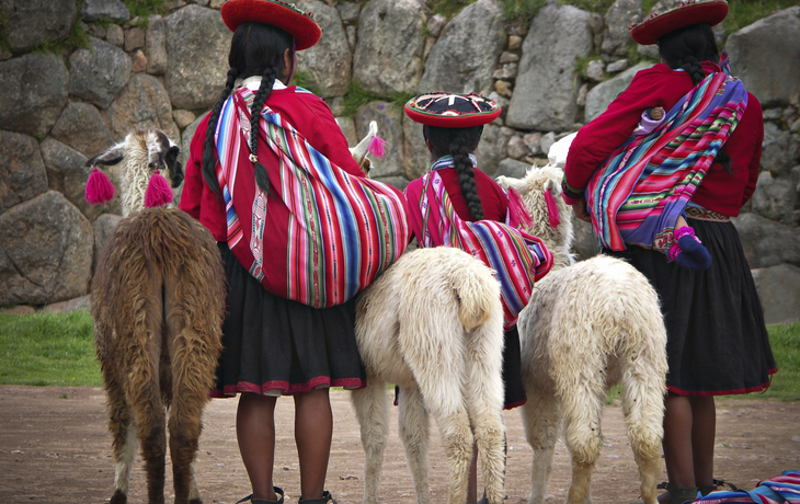 Mädchen und Lamas in einer Inka-Ruine, Peru