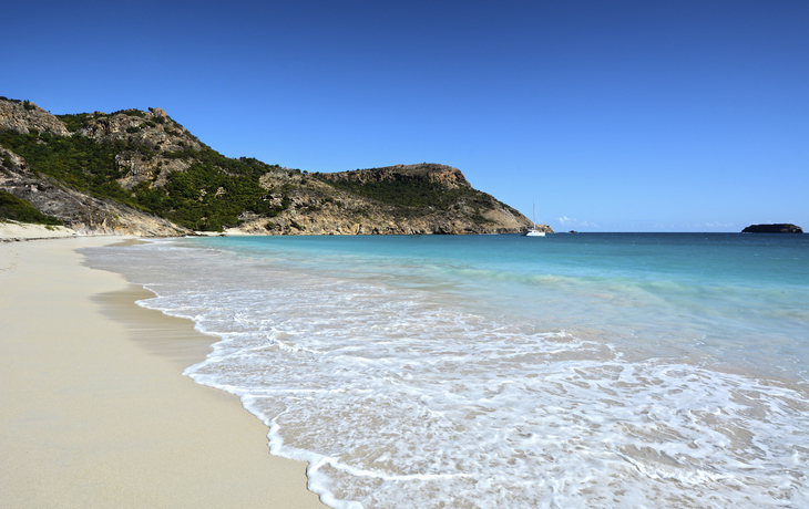 malerischer Sandstrand an der Küste von St Barthelemy, Karibik