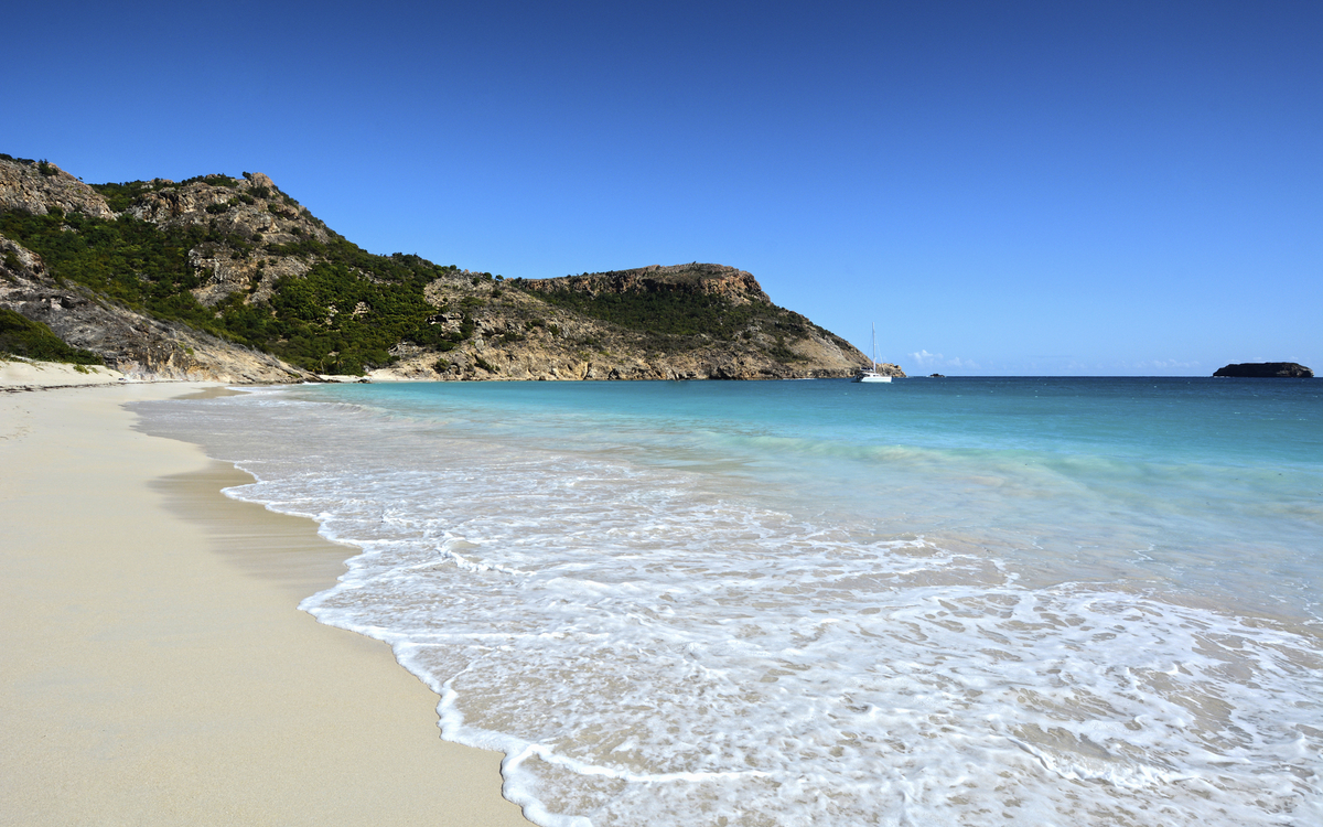 malerischer Sandstrand an der Küste von St Barthelemy, Karibik