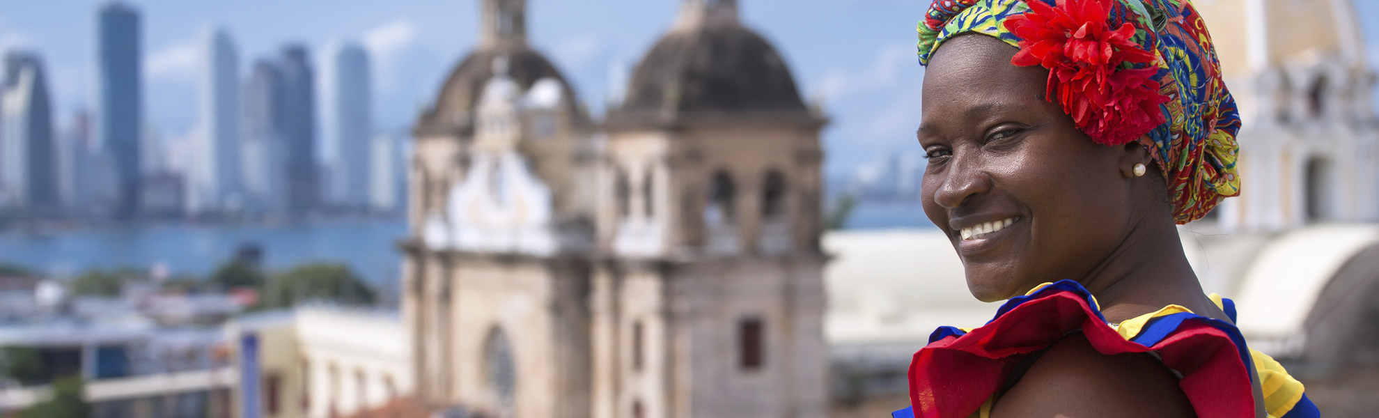 Kolumbianerin in klassischer Tracht vor einer Kirche in Cartagena, Kolumbien
