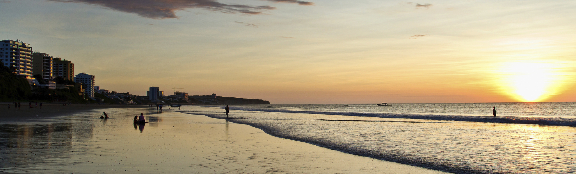 Sonnenuntergang am Strand von Manta in Ecuador