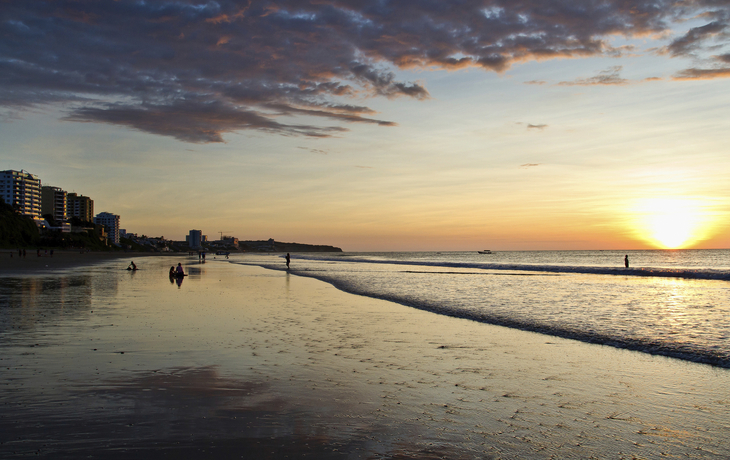 Sonnenuntergang am Strand von Manta in Ecuador