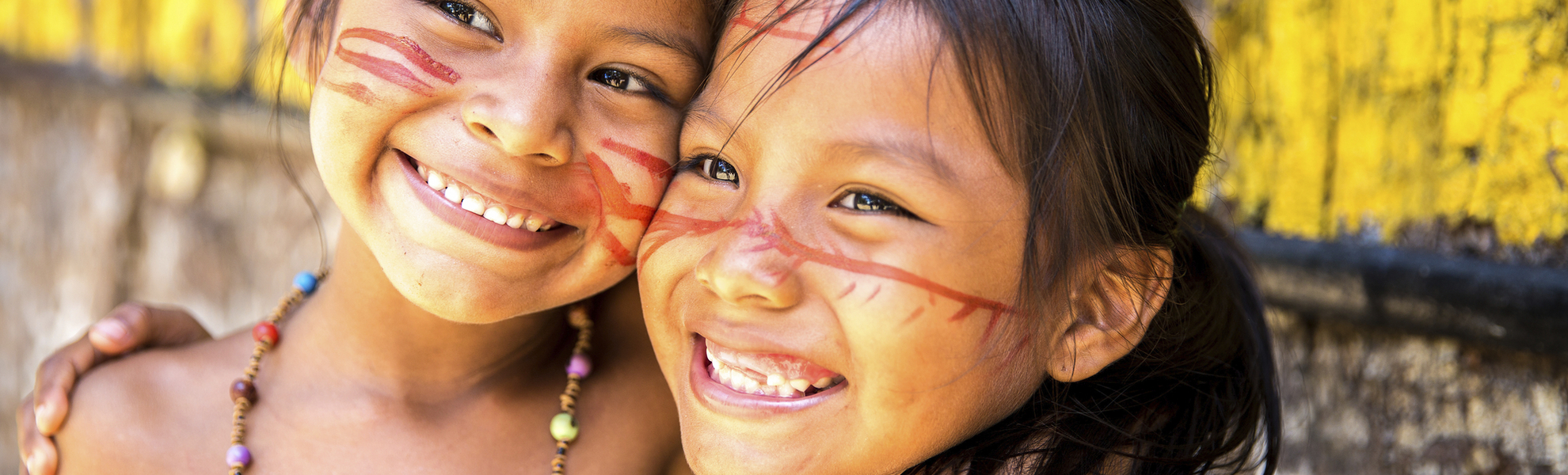 Kinder mit traditioneller Bemalung aus dem Amazonasgebiet