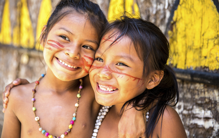 Kinder mit traditioneller Bemalung aus dem Amazonasgebiet