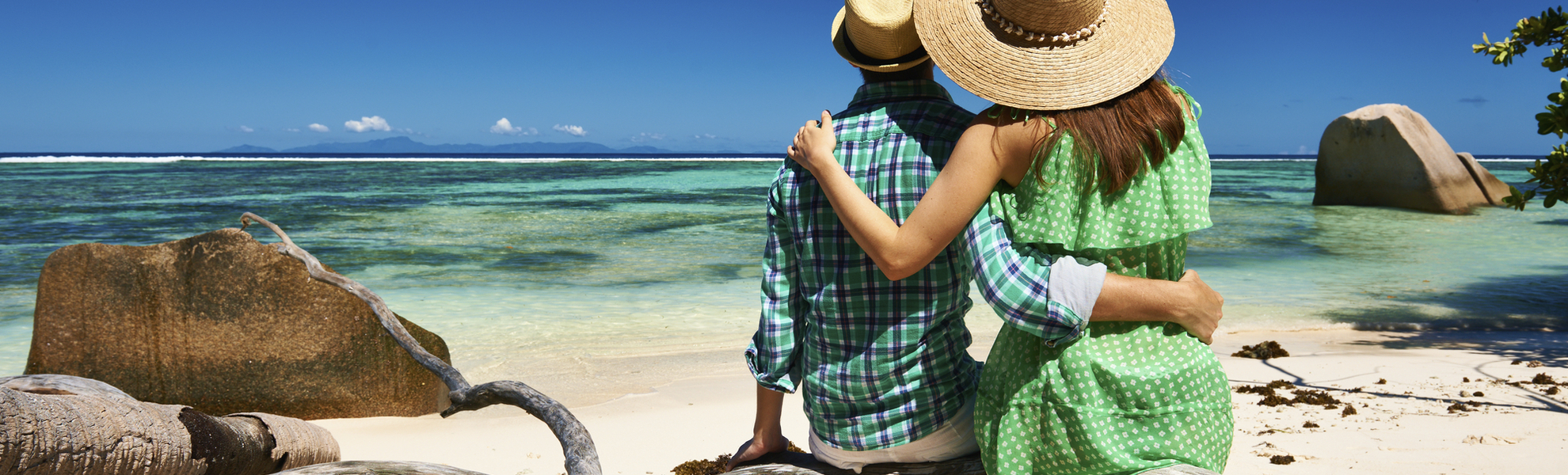 Paar am Strand von La Digue, Seychellen