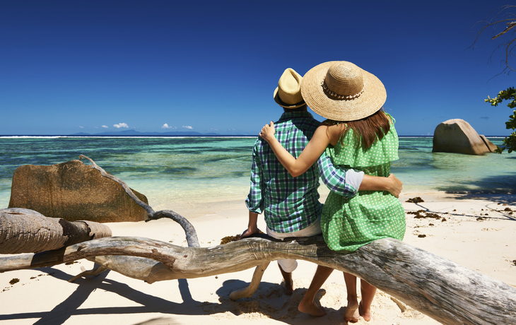 Paar am Strand von La Digue, Seychellen