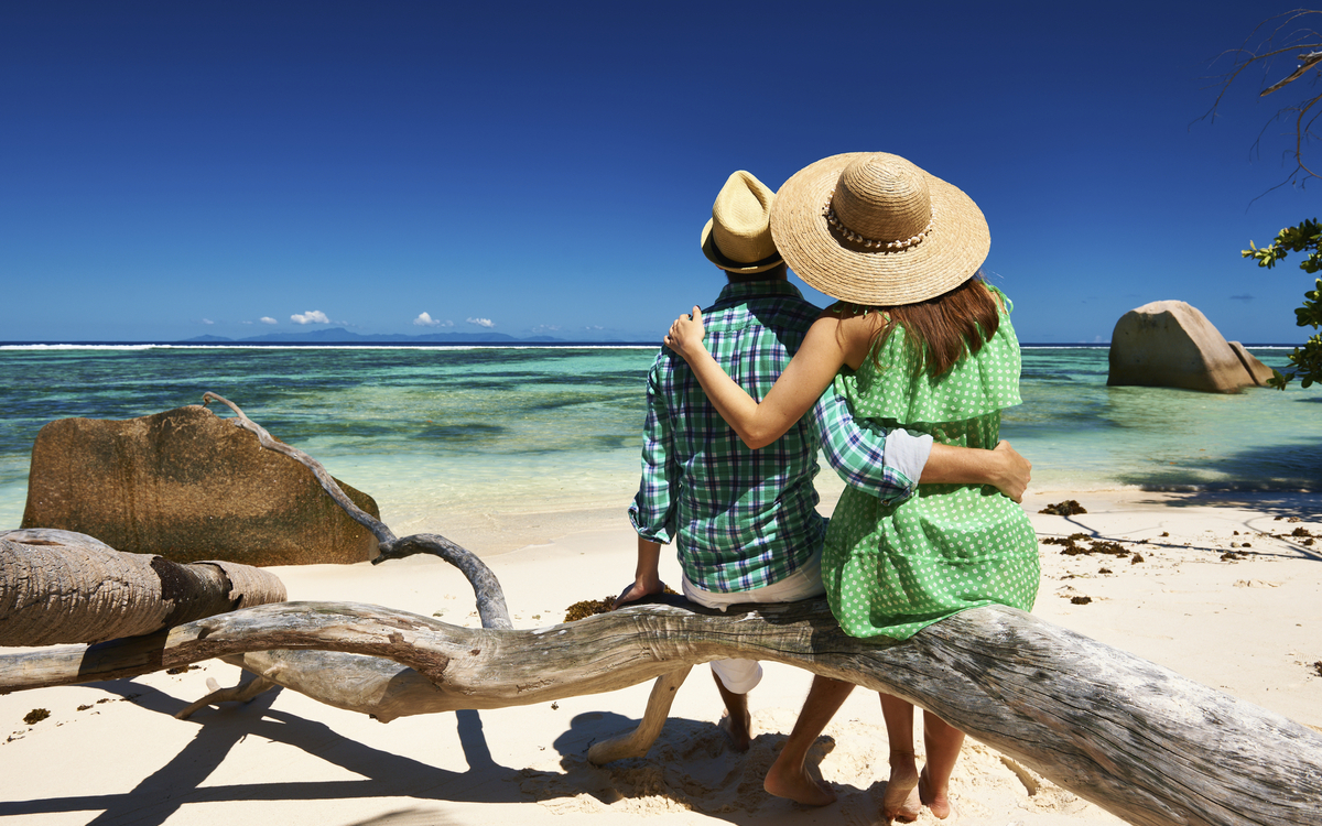Paar am Strand von La Digue, Seychellen