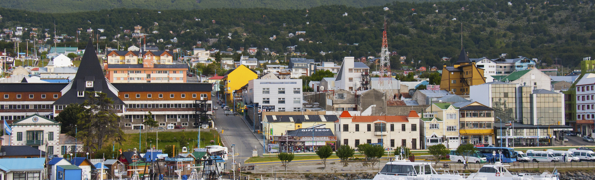 Hafen von Ushuaia am Fuße eines Berges in Argentinien