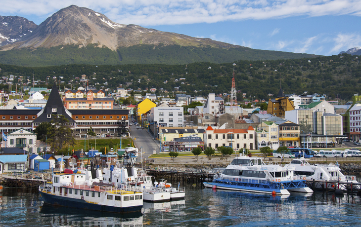 Hafen von Ushuaia am Fuße eines Berges in Argentinien