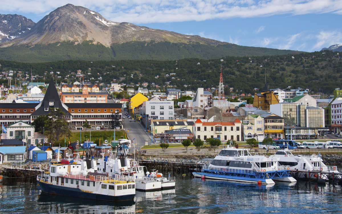 Hafen von Ushuaia am Fuße eines Berges in Argentinien