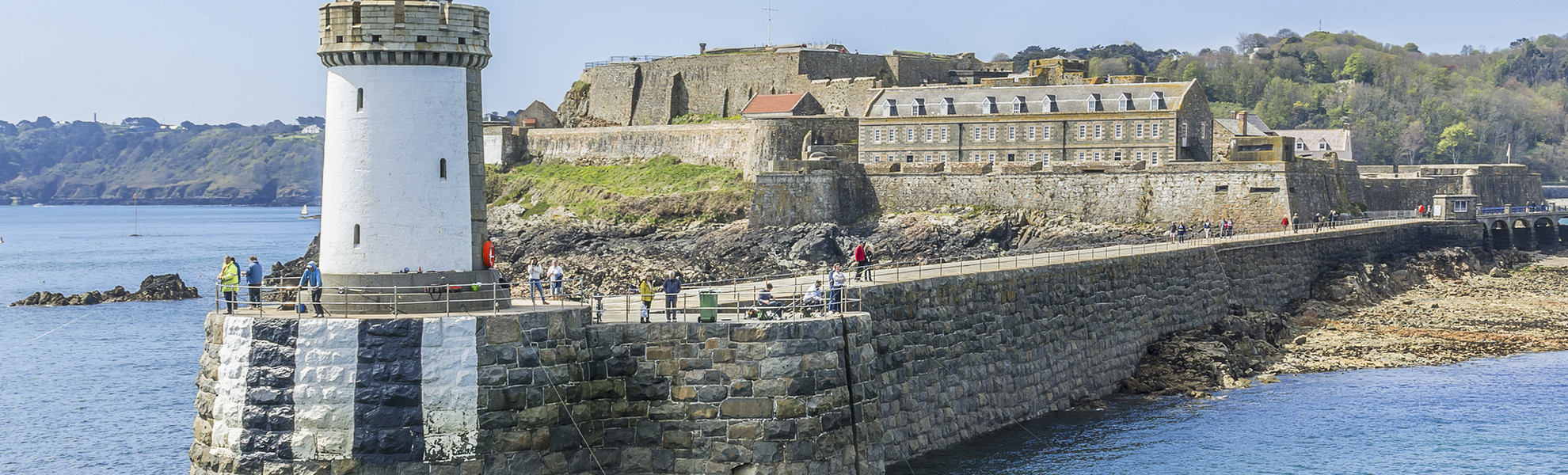 Leuchtturm vor dem Schloss Cornet, England