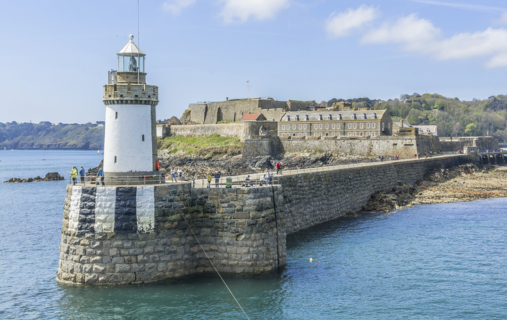 Leuchtturm vor dem Schloss Cornet, England
