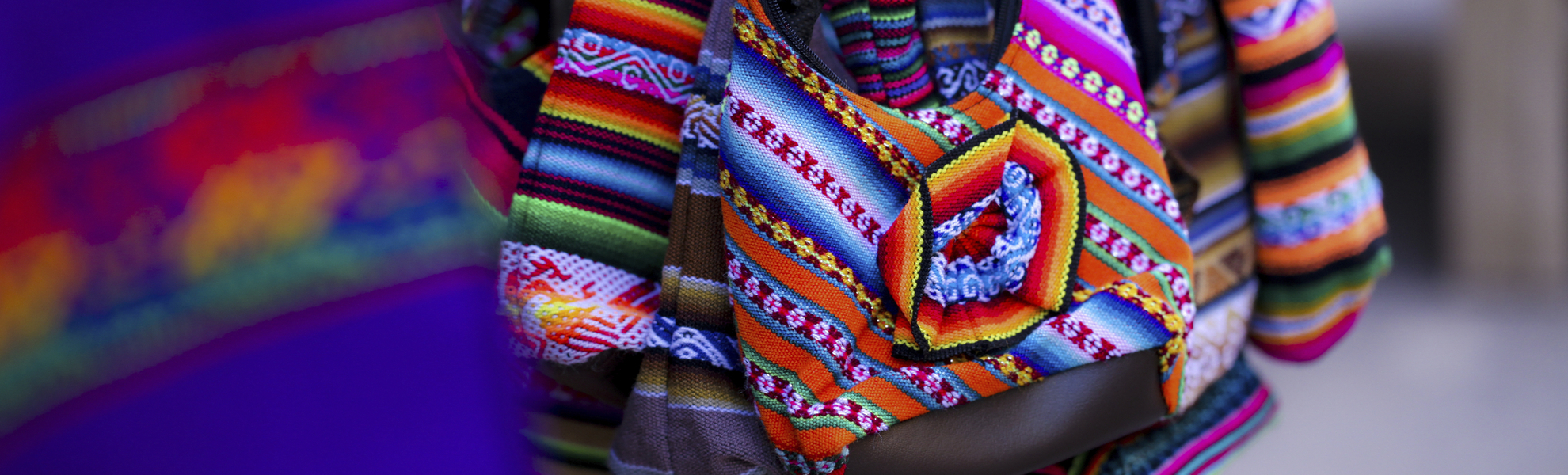 Bunte Taschen auf einem lateinamerikanischen Markt