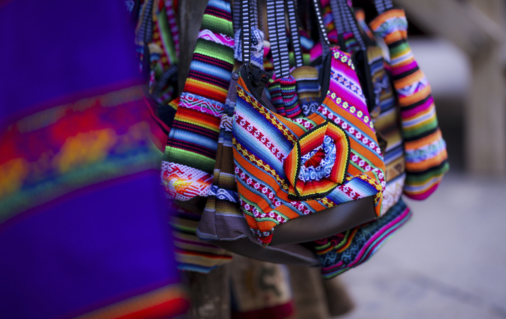 Bunte Taschen auf einem lateinamerikanischen Markt