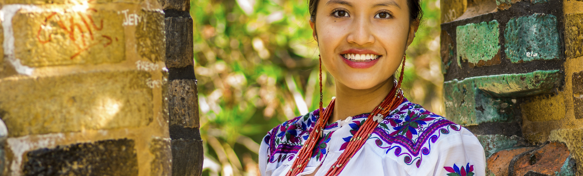 Frau in traditioneller Tracht, Ecuador