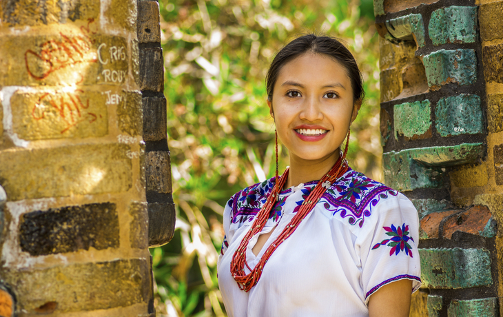 Frau in traditioneller Tracht, Ecuador