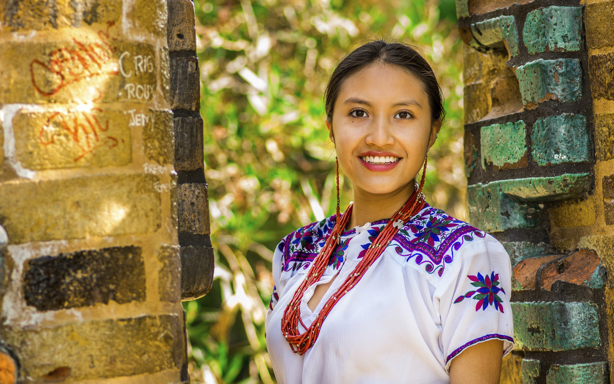 Frau in traditioneller Tracht, Ecuador