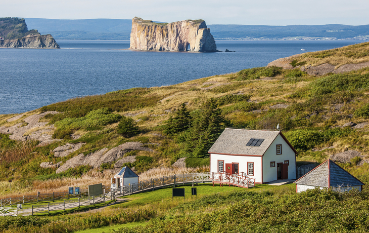 Der imposante Kalksteinfelsen Rocher Percé, Kanada