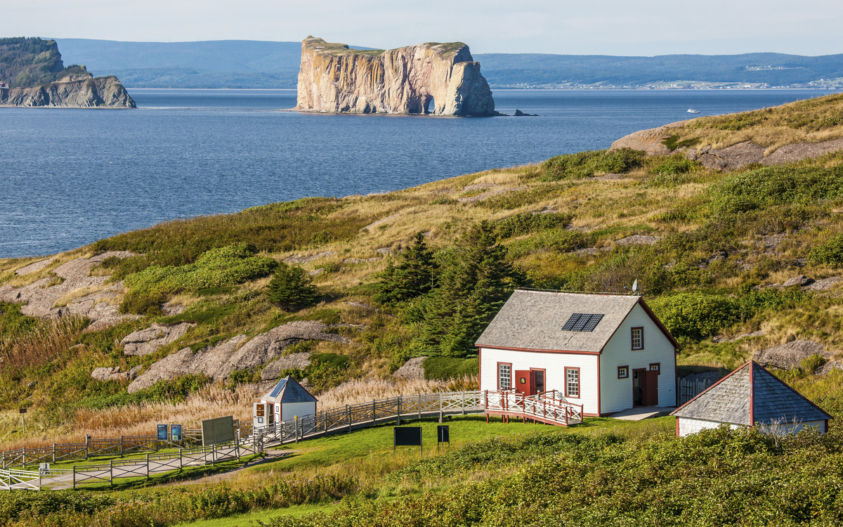 Der imposante Kalksteinfelsen Rocher Percé, Kanada