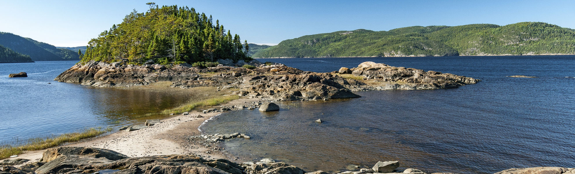 Dünenstreifen auf dem Fjord in Saguenay, Kanada