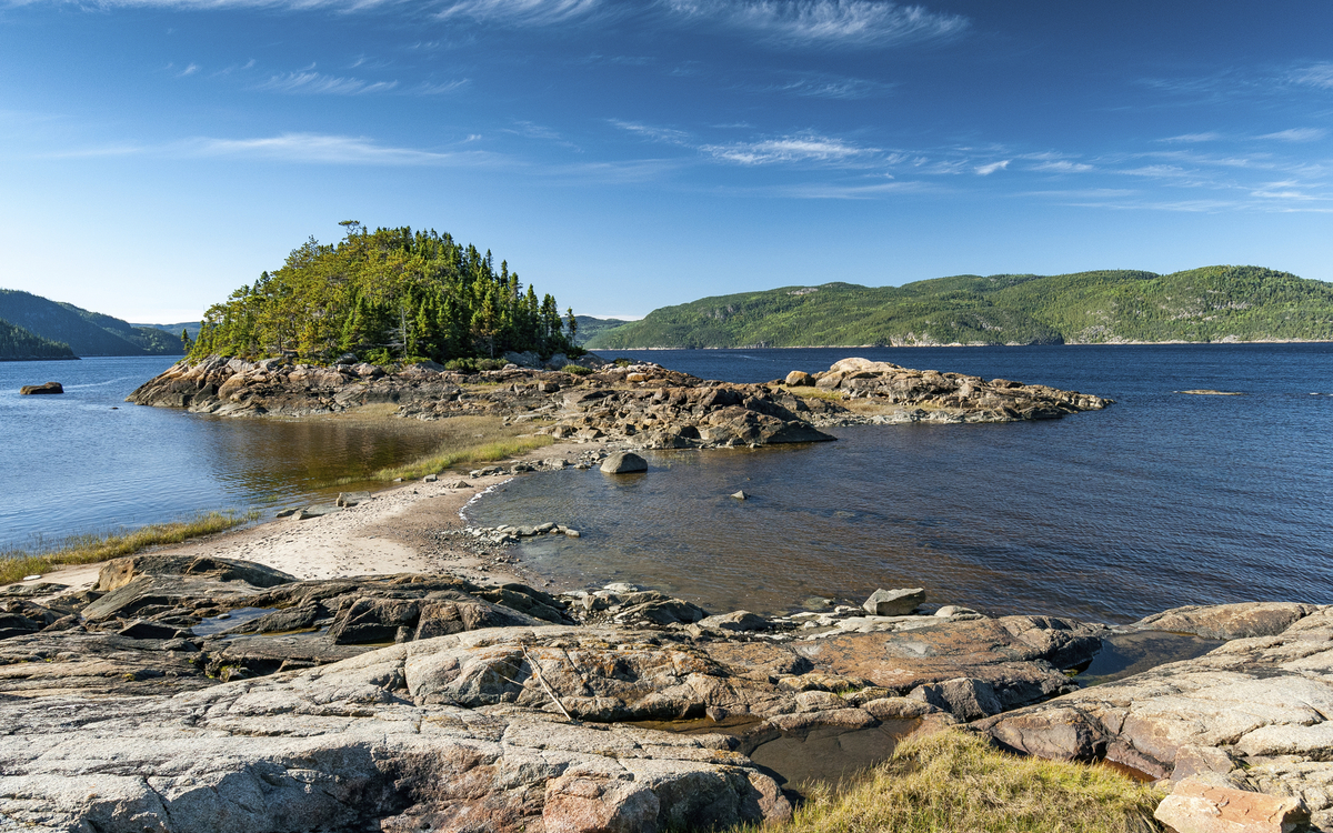 Dünenstreifen auf dem Fjord in Saguenay, Kanada