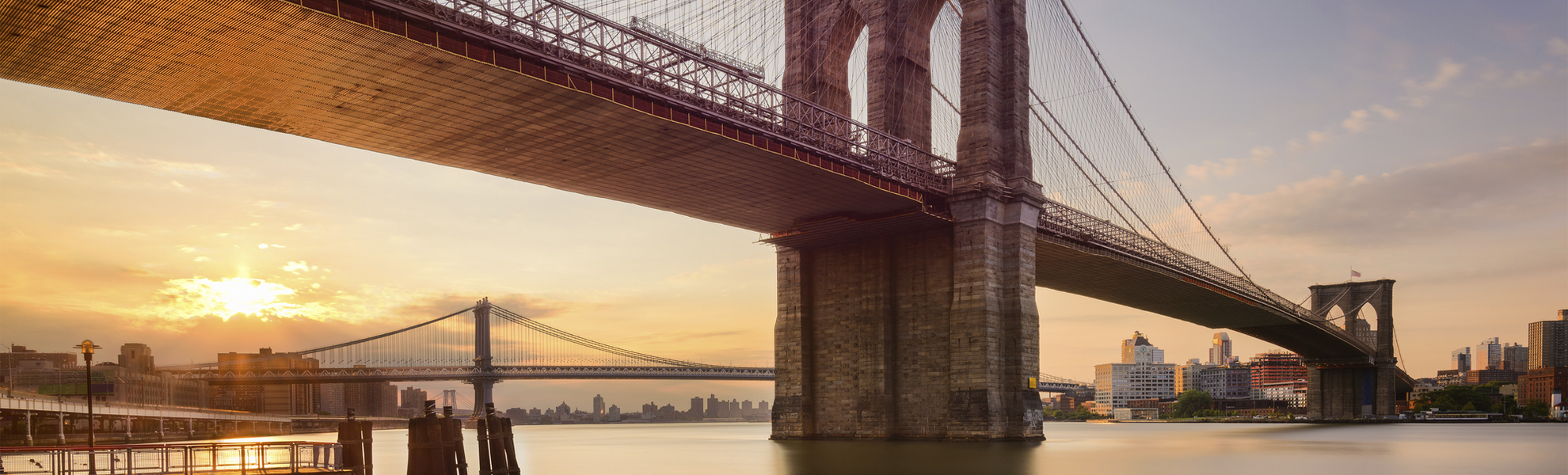 Brooklyn Bridge in Manhattan während des Sonnenuntergangs, USA