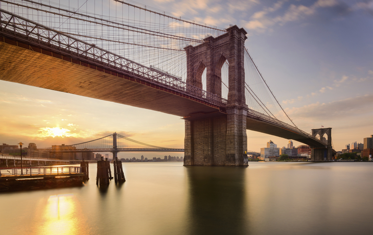 Brooklyn Bridge in Manhattan während des Sonnenuntergangs, USA