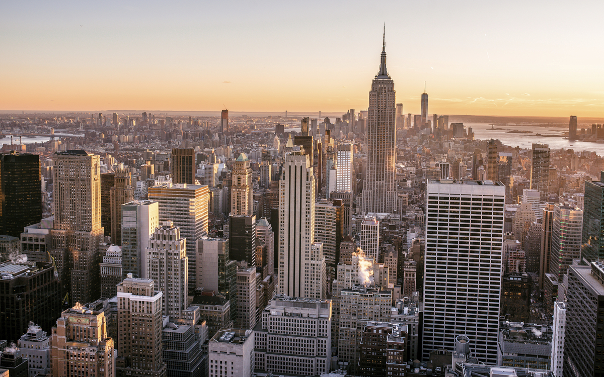 Manhattans Skyline mit Blick auf das Empire State Building, USA