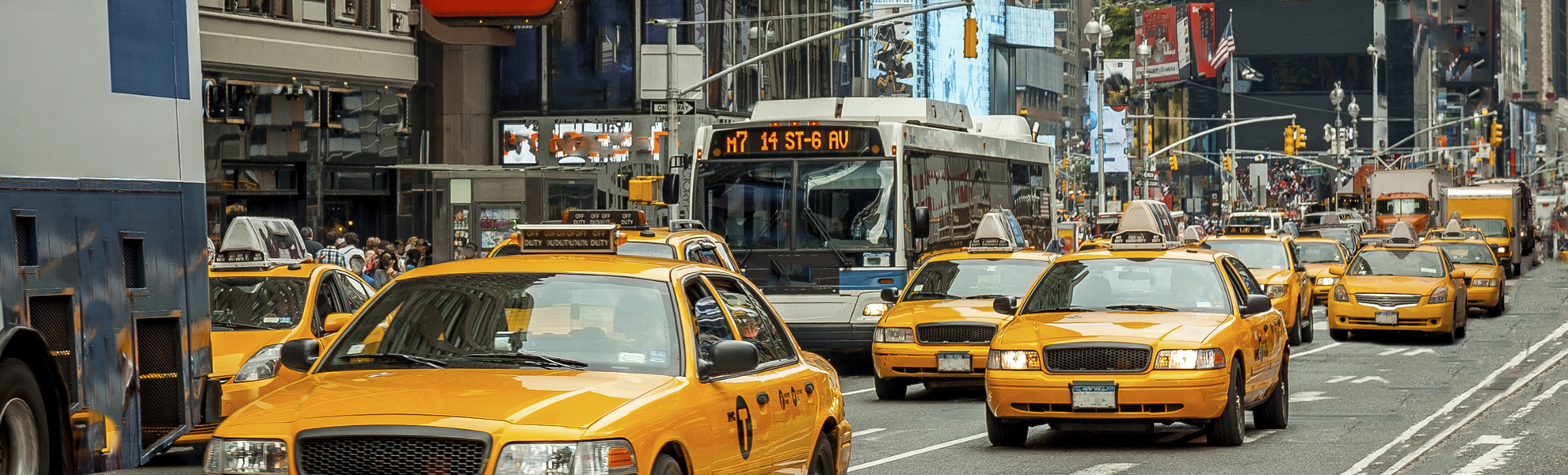 Taxis fahren durch den Times Square in Manhattan, USA