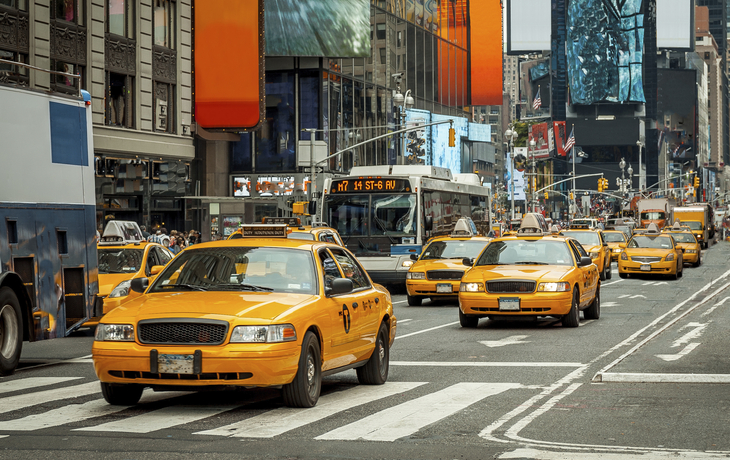 Taxis fahren durch den Times Square in Manhattan, USA