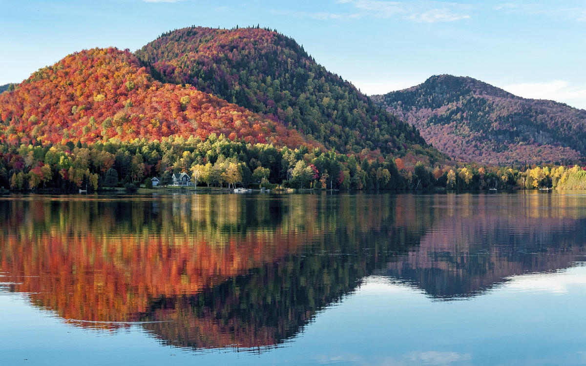 Indian Summer am See in Quebec, Kanada