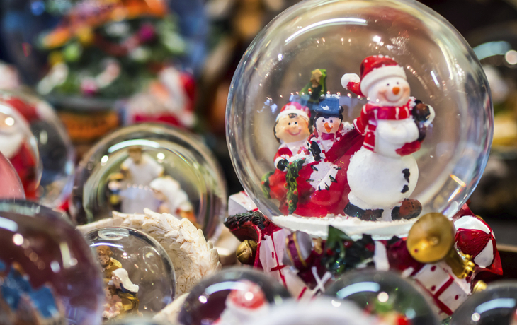 Schneekugel auf dem Weihnachtsmarkt