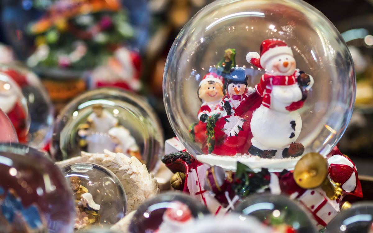 Schneekugel auf dem Weihnachtsmarkt