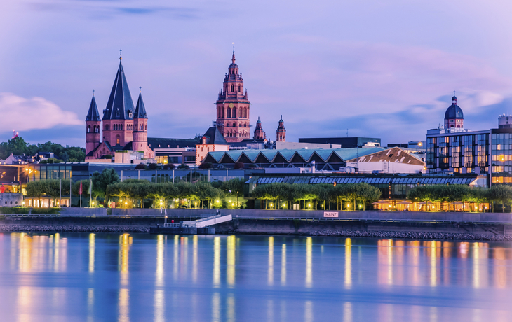 Skyline von Mainz bei Nacht, Deutschland