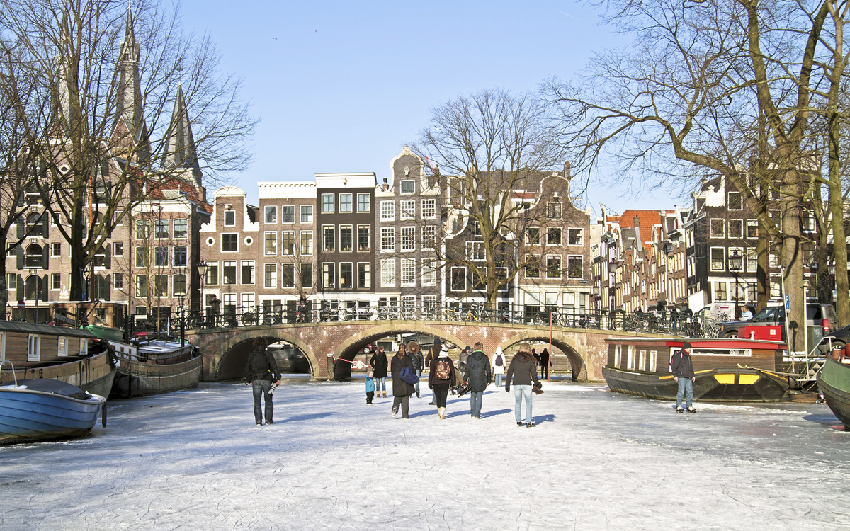 zugefrorene Grachten in Amsterdam, Niederlande